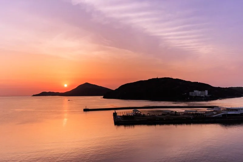 無料壁紙 神島方面から昇る朝日。PCとデスクトップ壁紙に最適な4K高画質の無料壁紙。三重県鳥羽市の鳥羽湾で撮影したフリー写真素材
