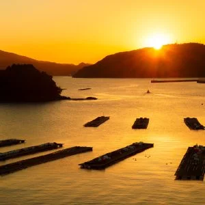 無料壁紙 三ツ島と朝日。PCとデスクトップ壁紙に最適な4K高画質の無料壁紙。三重県鳥羽市の鳥羽湾で撮影したフリー写真素材