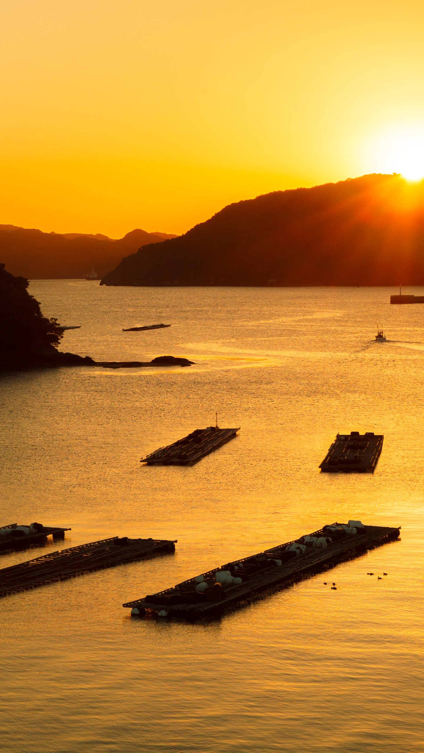 三ツ島と朝日(三重県鳥羽市・鳥羽湾)