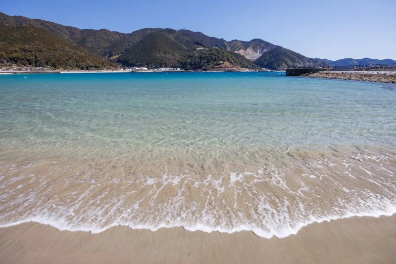 無料壁紙 冬の波打ち際。PCとデスクトップ壁紙に最適な4K高画質の無料壁紙。三重県尾鷲市の三木里ビーチで撮影したフリー写真素材