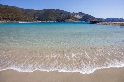 無料壁紙 冬の波打ち際。PCとデスクトップ壁紙に最適な4K高画質の無料壁紙。三重県尾鷲市の三木里ビーチで撮影したフリー写真素材