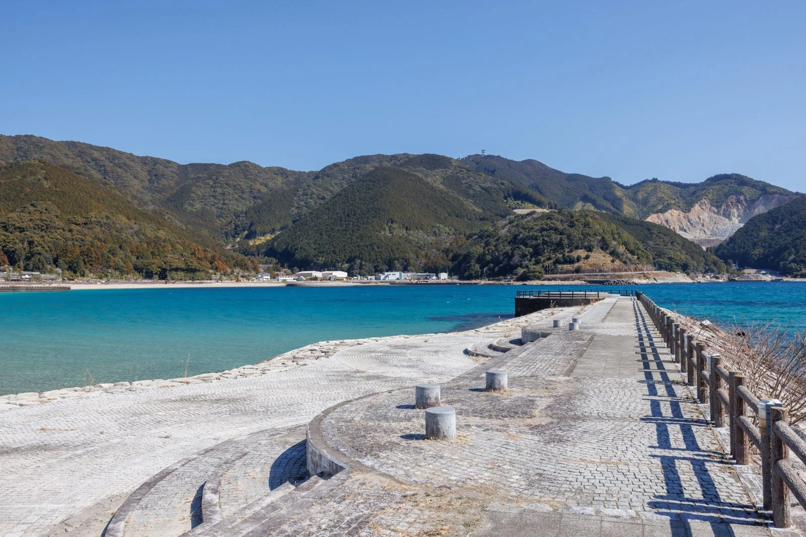 無料壁紙 海へと続く遊歩道。PCとデスクトップ壁紙に最適な4K高画質の無料壁紙。三重県尾鷲市の三木里ビーチで撮影したフリー写真素材