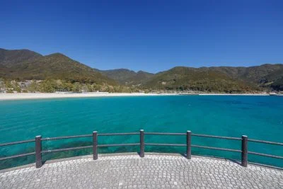 無料壁紙 遊歩道から眺める青い海。PCとデスクトップ壁紙に最適な4K高画質の無料壁紙。三重県尾鷲市の三木里ビーチで撮影したフリー写真素材