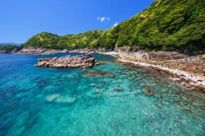 無料壁紙 柱状節理から眺める盛松ブルーの海。PCとデスクトップ壁紙に最適な4K高画質の無料壁紙。三重県尾鷲市の盛松で撮影したフリー写真素材