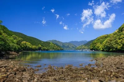 無料壁紙 大地浜の新緑と青空。PCとデスクトップ壁紙に最適な4K高画質の無料壁紙。三重県尾鷲市の盛松で撮影したフリー写真素材