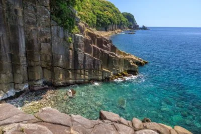 無料壁紙 柱状節理と熊野灘。PCとデスクトップ壁紙に最適な4K高画質の無料壁紙。三重県尾鷲市の盛松で撮影したフリー写真素材