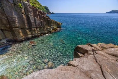 無料壁紙 柱状節理から眺める熊野灘。PCとデスクトップ壁紙に最適な4K高画質の無料壁紙。三重県尾鷲市の盛松で撮影したフリー写真素材