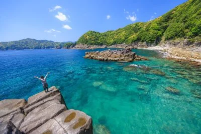 無料壁紙 盛松の海で絶景を堪能する女性。PCとデスクトップ壁紙に最適な4K高画質の無料壁紙。三重県尾鷲市の盛松で撮影したフリー写真素材