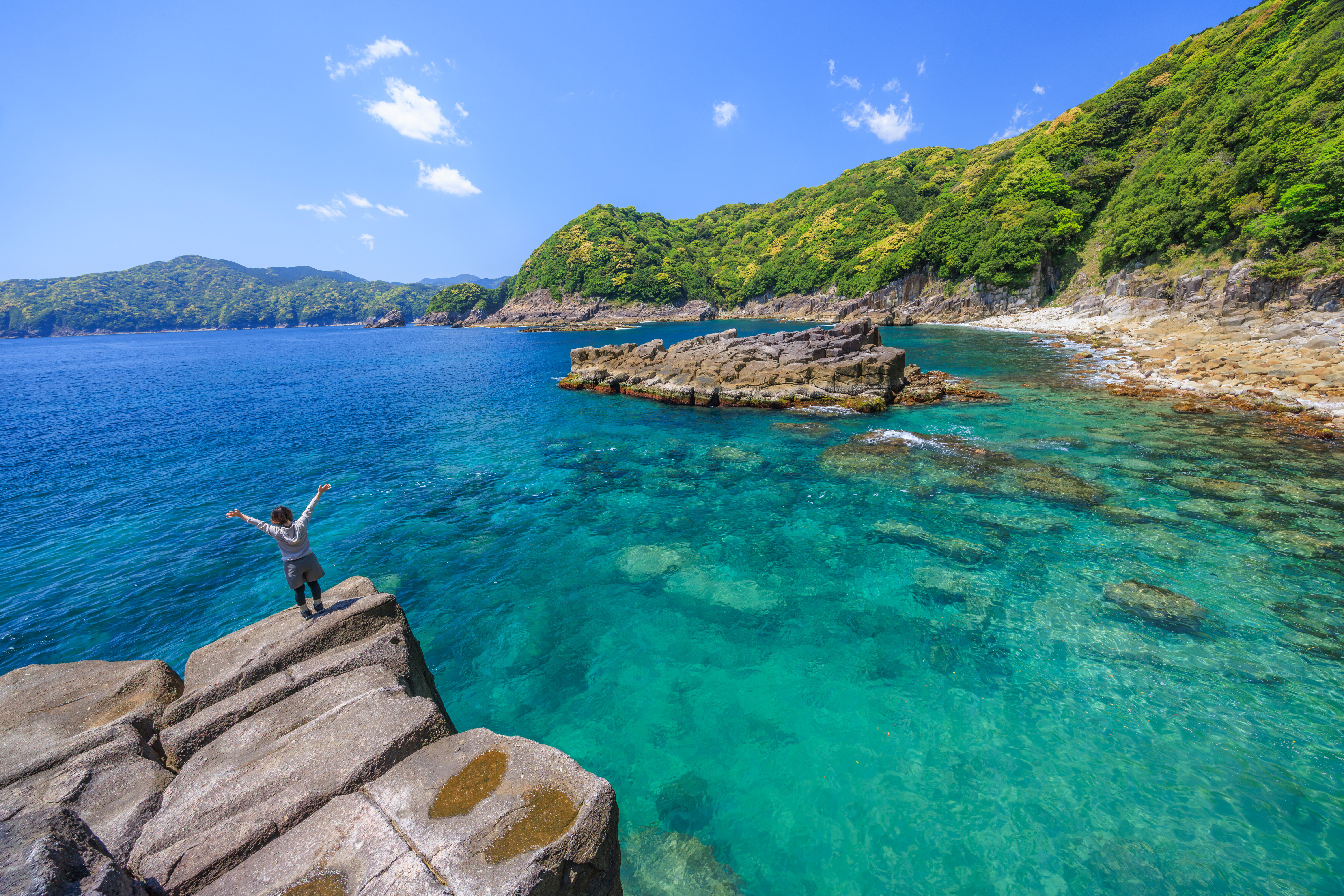 無料壁紙 盛松の海で絶景を堪能する女性。PCとデスクトップ壁紙に最適な4K高画質の無料壁紙。三重県尾鷲市の盛松で撮影したフリー写真素材