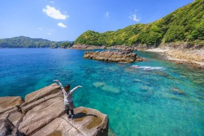 無料壁紙 盛松の海を眺める女性。PCとデスクトップ壁紙に最適な4K高画質の無料壁紙。三重県尾鷲市の盛松で撮影したフリー写真素材