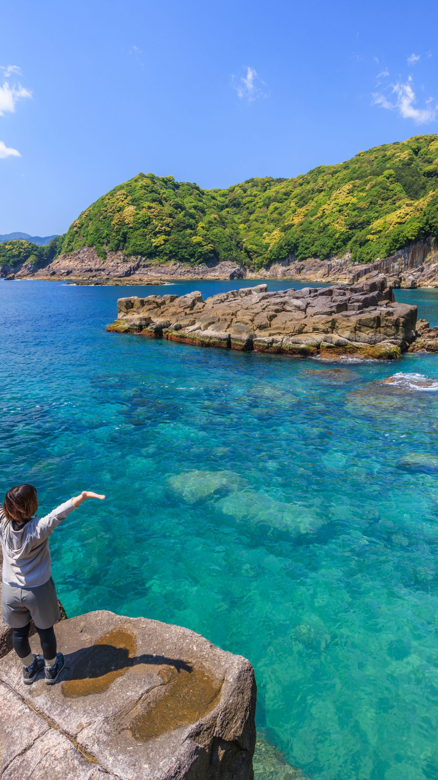 無料壁紙 盛松の海を眺める女性。PCとデスクトップ壁紙に最適な4K高画質の無料壁紙。三重県尾鷲市の盛松で撮影したフリー写真素材