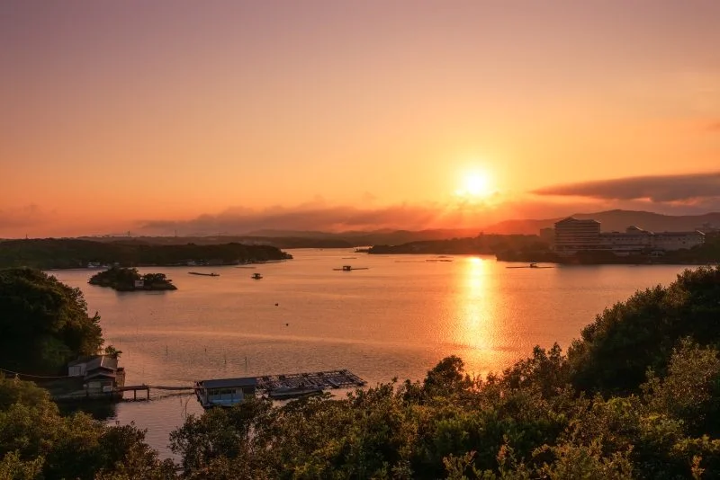 無料壁紙 英虞湾の夕陽。PCとデスクトップ壁紙に最適な4K高画質の無料壁紙。三重県志摩市の西山慕情ヶ丘で撮影したフリー写真素材