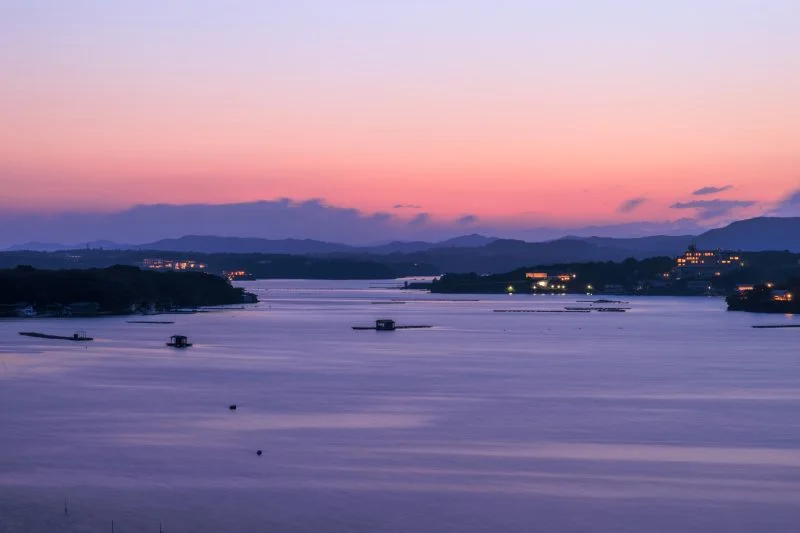 無料壁紙 英虞湾のマジックアワー。PCとデスクトップ壁紙に最適な4K高画質の無料壁紙。三重県志摩市の西山慕情ヶ丘で撮影したフリー写真素材