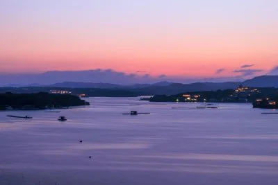 無料壁紙 英虞湾のマジックアワー。PCとデスクトップ壁紙に最適な4K高画質の無料壁紙。三重県志摩市の西山慕情ヶ丘で撮影したフリー写真素材