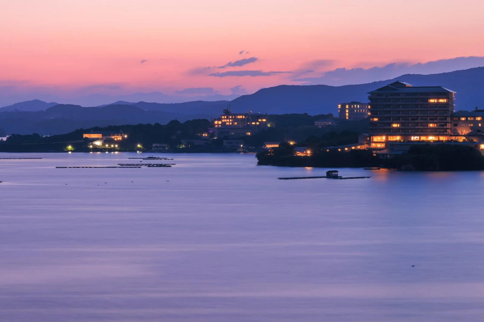 無料壁紙 夕闇に染まる英虞湾と賢島宝生苑。PCとデスクトップ壁紙に最適な4K高画質の無料壁紙。三重県志摩市の西山慕情ヶ丘で撮影したフリー写真素材