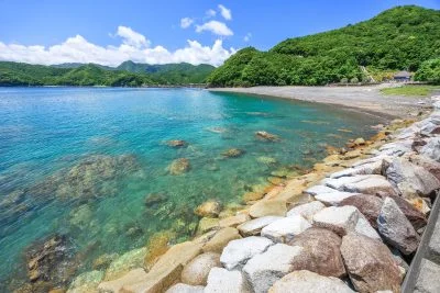 無料壁紙 堤防から見下ろす海。PCとデスクトップ壁紙に最適な4K高画質の無料壁紙。三重県紀北町の黒浜海水浴場で撮影したフリー写真素材