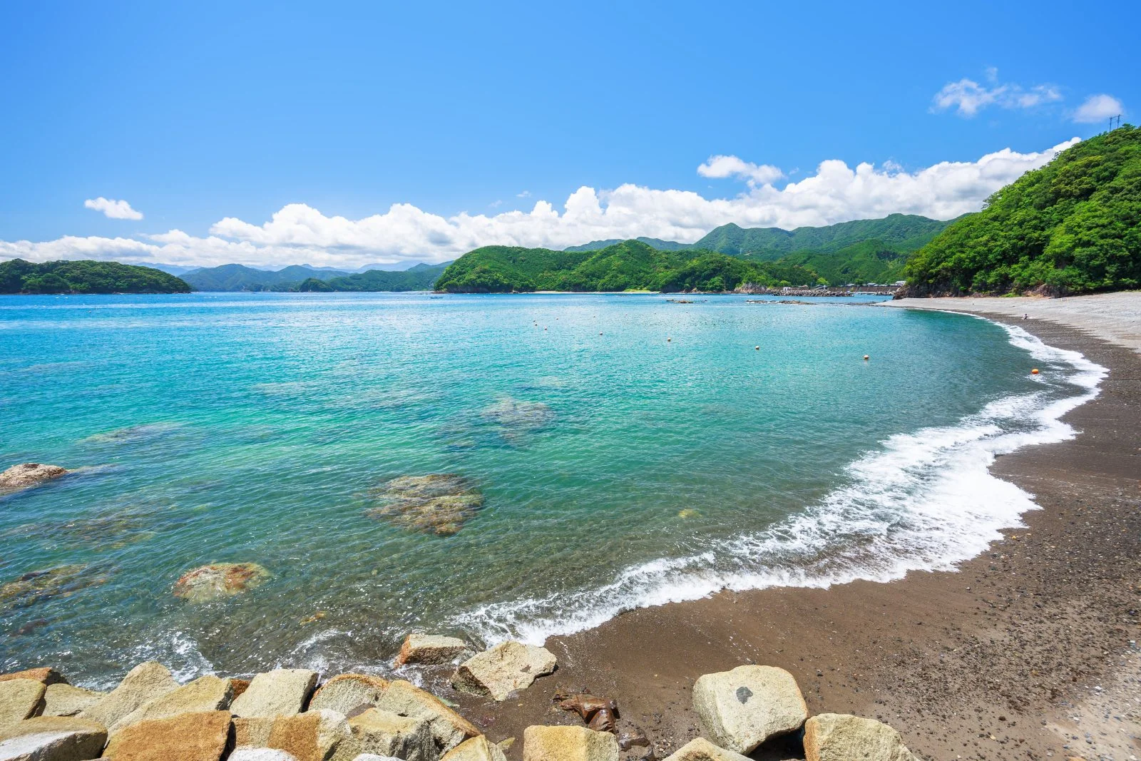 無料壁紙 遊泳エリアの全体。PCとデスクトップ壁紙に最適な4K高画質の無料壁紙。三重県紀北町の黒浜海水浴場で撮影したフリー写真素材