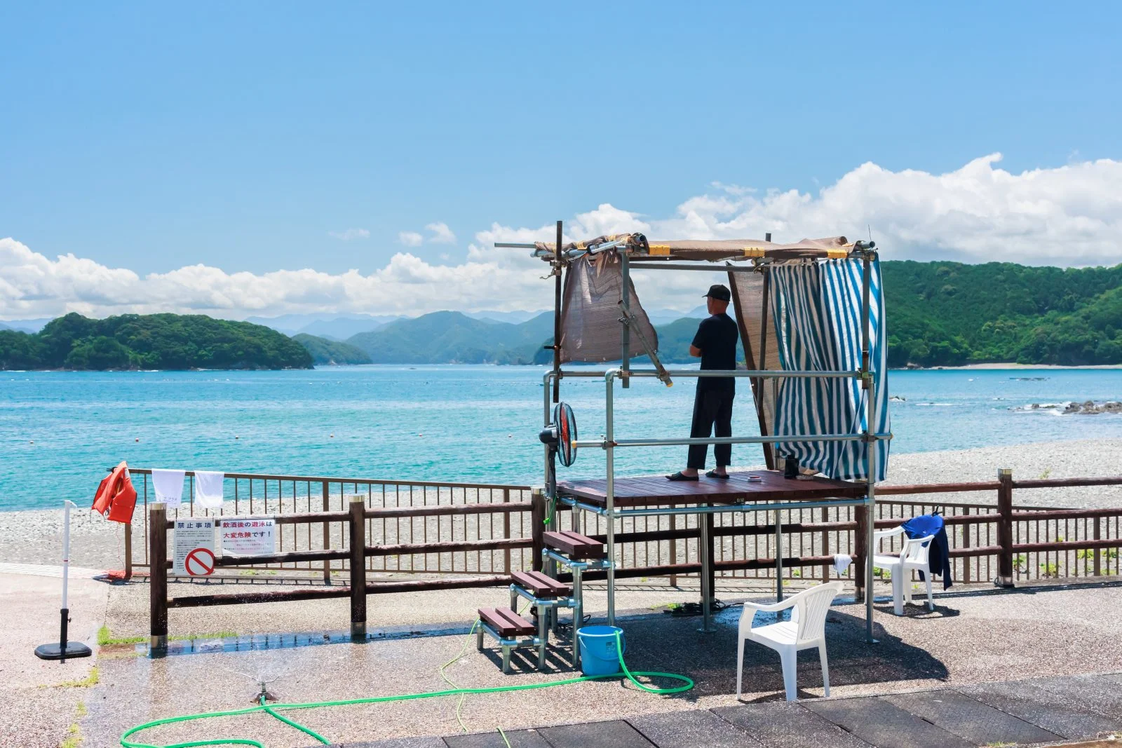 無料壁紙 海の家の監視員。PCとデスクトップ壁紙に最適な4K高画質の無料壁紙。三重県紀北町の黒浜海水浴場で撮影したフリー写真素材