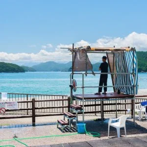 無料壁紙 海の家の監視員。PCとデスクトップ壁紙に最適な4K高画質の無料壁紙。三重県紀北町の黒浜海水浴場で撮影したフリー写真素材