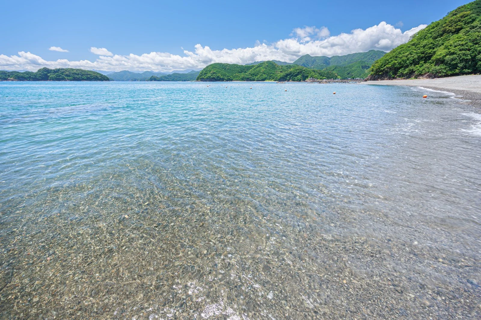 無料壁紙 透明すぎる波打ち際。PCとデスクトップ壁紙に最適な4K高画質の無料壁紙。三重県紀北町の黒浜海水浴場で撮影したフリー写真素材