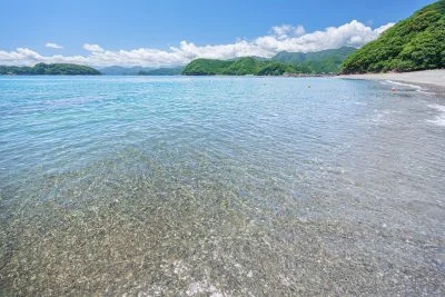 無料壁紙 透明すぎる波打ち際。PCとデスクトップ壁紙に最適な4K高画質の無料壁紙。三重県紀北町の黒浜海水浴場で撮影したフリー写真素材