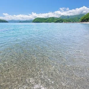 無料壁紙 透明すぎる波打ち際。PCとデスクトップ壁紙に最適な4K高画質の無料壁紙。三重県紀北町の黒浜海水浴場で撮影したフリー写真素材