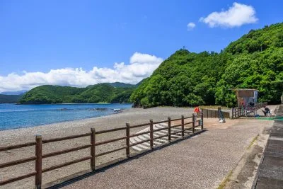 無料壁紙 監視近くから海を眺める。PCとデスクトップ壁紙に最適な4K高画質の無料壁紙。三重県紀北町の黒浜海水浴場で撮影したフリー写真素材