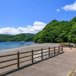 無料壁紙 監視近くから海を眺める。PCとデスクトップ壁紙に最適な4K高画質の無料壁紙。三重県紀北町の黒浜海水浴場で撮影したフリー写真素材