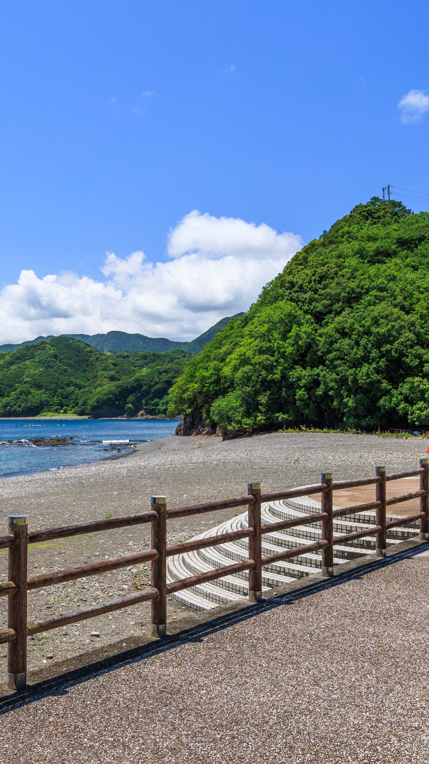 監視近くから海を眺める(三重県紀北町・黒浜海水浴場)