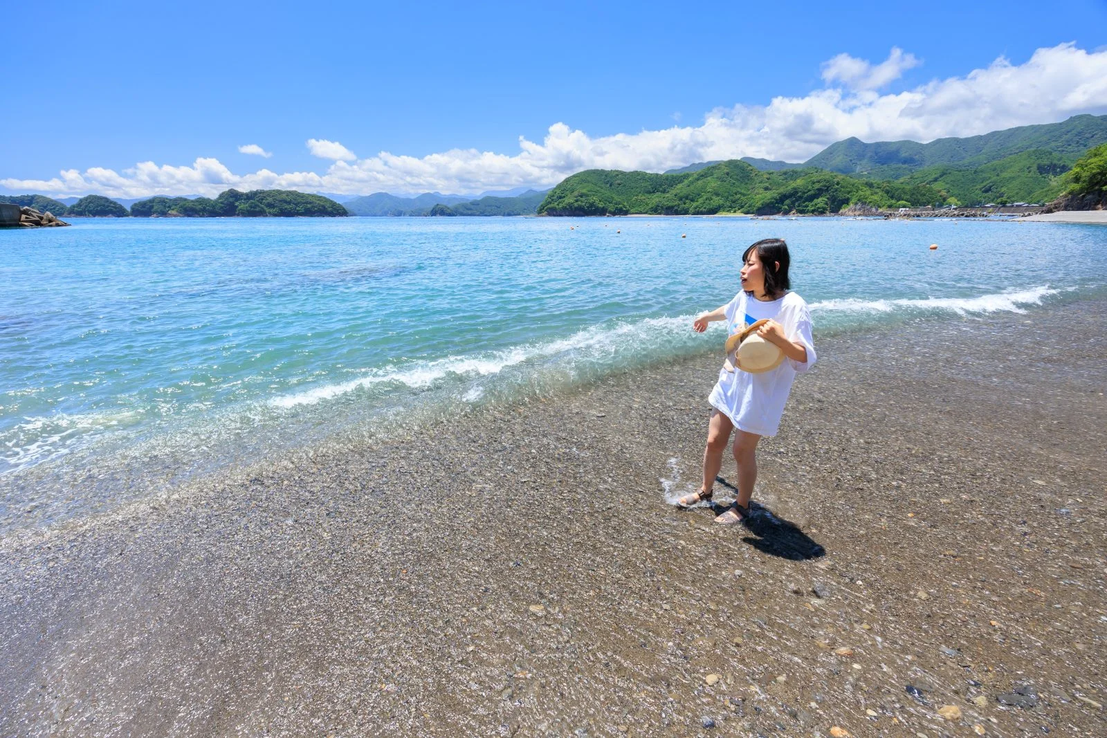 無料壁紙 波打ち際で涼む女性。PCとデスクトップ壁紙に最適な4K高画質の無料壁紙。三重県紀北町の黒浜海水浴場で撮影したフリー写真素材