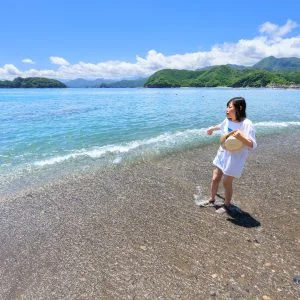 無料壁紙 波打ち際で涼む女性。PCとデスクトップ壁紙に最適な4K高画質の無料壁紙。三重県紀北町の黒浜海水浴場で撮影したフリー写真素材