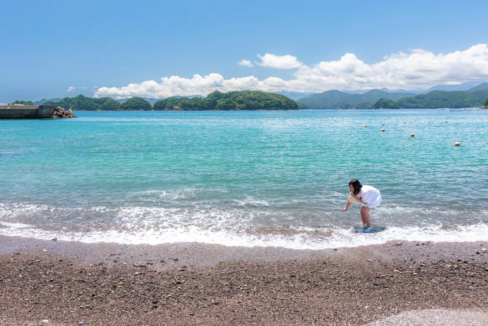 無料壁紙 波打ち際で遊ぶ女性。PCとデスクトップ壁紙に最適な4K高画質の無料壁紙。三重県紀北町の黒浜海水浴場で撮影したフリー写真素材