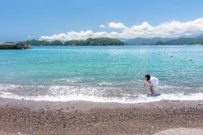 無料壁紙 波打ち際で遊ぶ女性。PCとデスクトップ壁紙に最適な4K高画質の無料壁紙。三重県紀北町の黒浜海水浴場で撮影したフリー写真素材