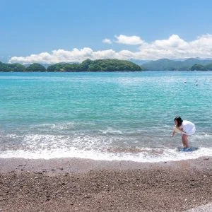 無料壁紙 波打ち際で遊ぶ女性。PCとデスクトップ壁紙に最適な4K高画質の無料壁紙。三重県紀北町の黒浜海水浴場で撮影したフリー写真素材