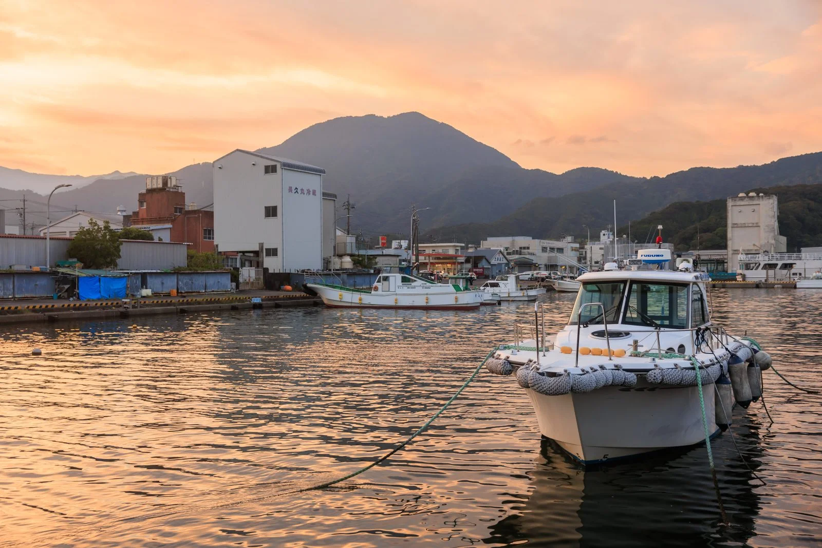 無料壁紙 夕方の尾鷲港。PCとデスクトップ壁紙に最適な4K高画質の無料壁紙。三重県尾鷲市の尾鷲港で撮影したフリー写真素材