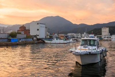 無料壁紙 夕方の尾鷲港。PCとデスクトップ壁紙に最適な4K高画質の無料壁紙。三重県尾鷲市の尾鷲港で撮影したフリー写真素材