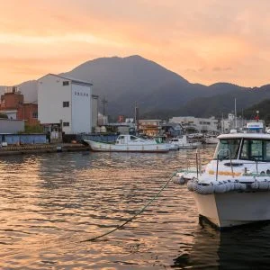 無料壁紙 夕方の尾鷲港。PCとデスクトップ壁紙に最適な4K高画質の無料壁紙。三重県尾鷲市の尾鷲港で撮影したフリー写真素材