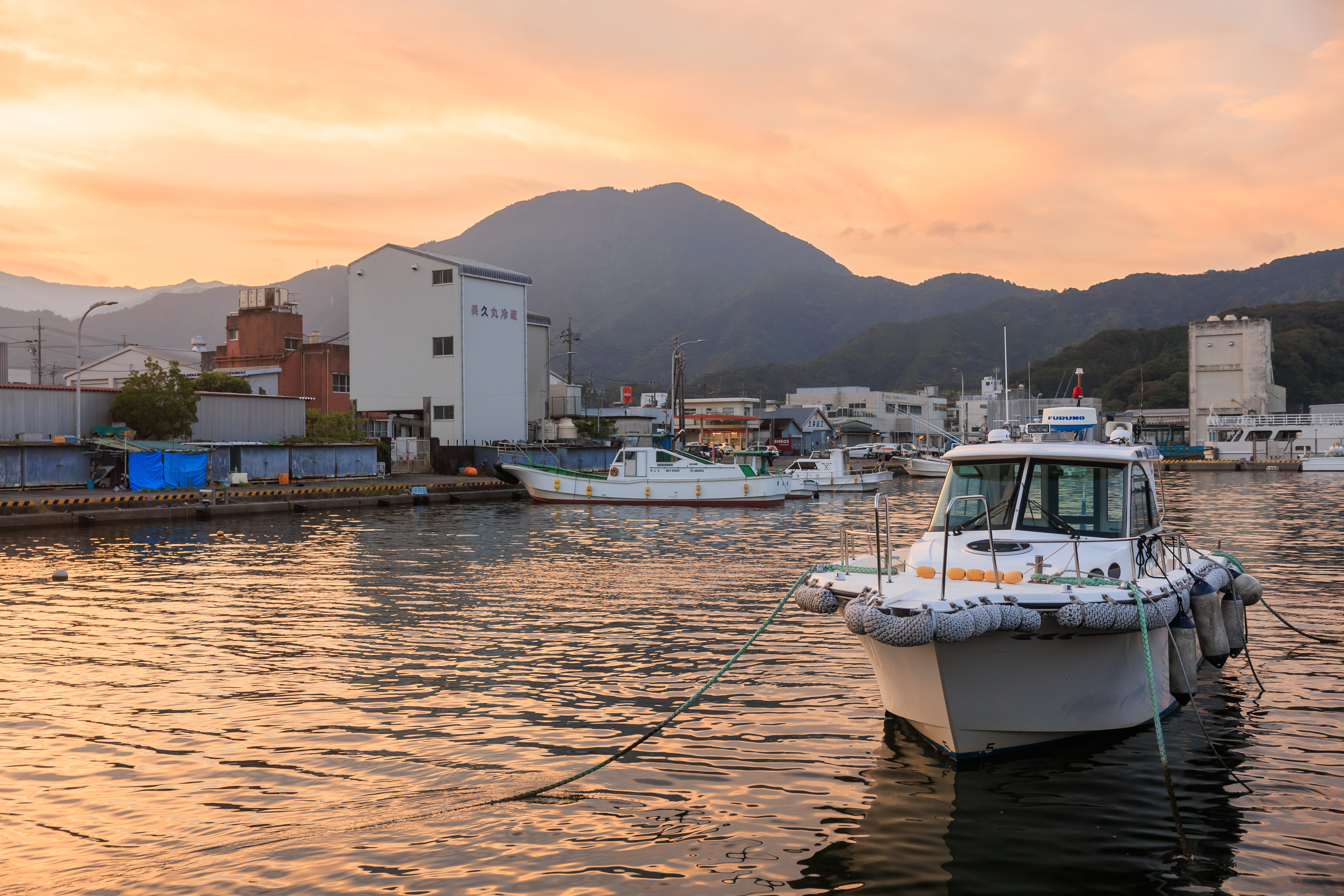 無料壁紙 夕方の尾鷲港。PCとデスクトップ壁紙に最適な4K高画質の無料壁紙。三重県尾鷲市の尾鷲港で撮影したフリー写真素材
