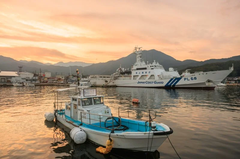 無料壁紙 夕焼けの尾鷲港と巡視船「すずか」と小型船。PCとデスクトップ壁紙に最適な4K高画質の無料壁紙。三重県尾鷲市の尾鷲港で撮影したフリー写真素材