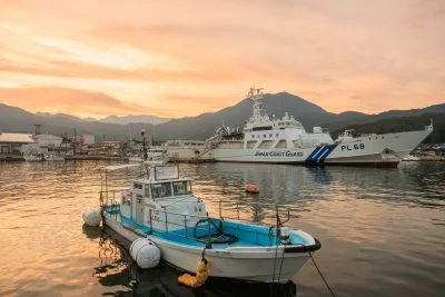 無料壁紙 夕焼けの尾鷲港と巡視船「すずか」と小型船。PCとデスクトップ壁紙に最適な4K高画質の無料壁紙。三重県尾鷲市の尾鷲港で撮影したフリー写真素材