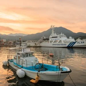 無料壁紙 夕焼けの尾鷲港と巡視船「すずか」と小型船。PCとデスクトップ壁紙に最適な4K高画質の無料壁紙。三重県尾鷲市の尾鷲港で撮影したフリー写真素材