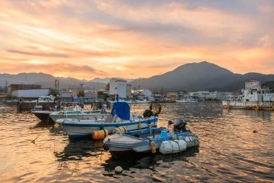 無料壁紙 夕焼けの尾鷲港と便石山。PCとデスクトップ壁紙に最適な4K高画質の無料壁紙。三重県尾鷲市の尾鷲港で撮影したフリー写真素材