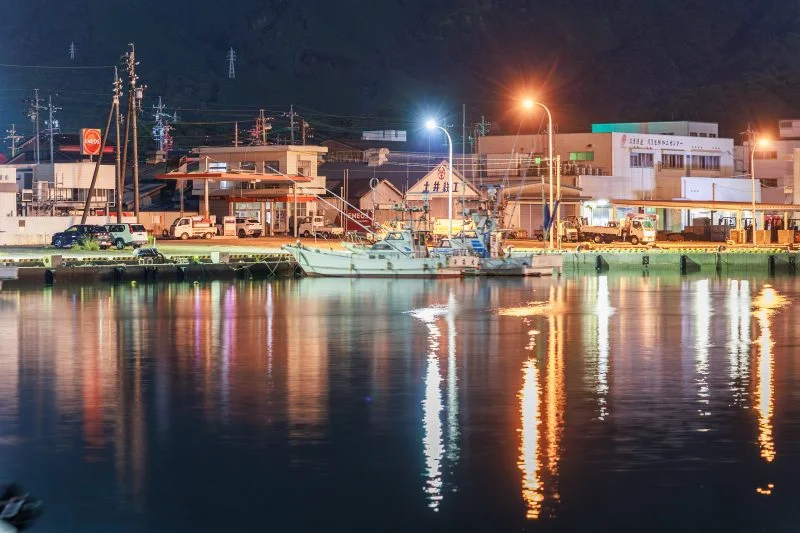 無料壁紙 水面に映る尾鷲の夜景。PCとデスクトップ壁紙に最適な4K高画質の無料壁紙。三重県尾鷲市の尾鷲港で撮影したフリー写真素材