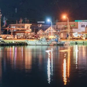 無料壁紙 水面に映る尾鷲の夜景。PCとデスクトップ壁紙に最適な4K高画質の無料壁紙。三重県尾鷲市の尾鷲港で撮影したフリー写真素材