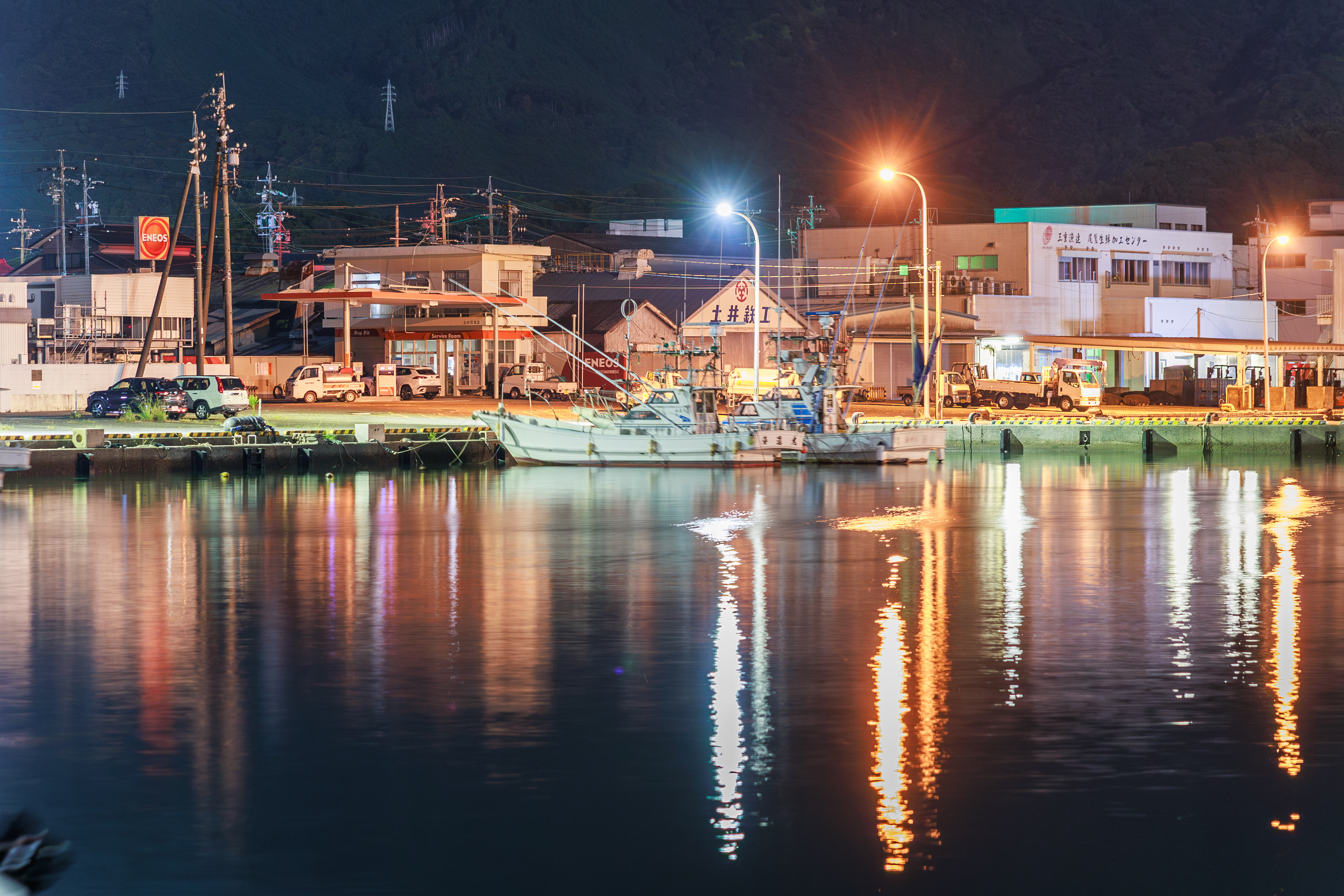 無料壁紙 水面に映る尾鷲の夜景。PCとデスクトップ壁紙に最適な4K高画質の無料壁紙。三重県尾鷲市の尾鷲港で撮影したフリー写真素材