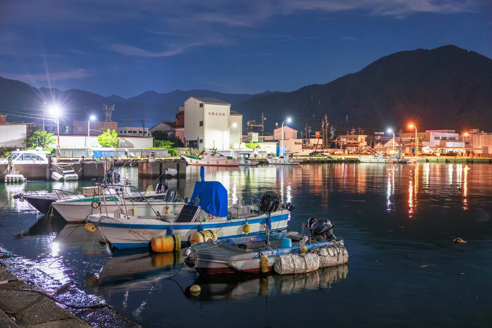 無料壁紙 夜に煌めく尾鷲港。PCとデスクトップ壁紙に最適な4K高画質の無料壁紙。三重県尾鷲市の尾鷲港で撮影したフリー写真素材