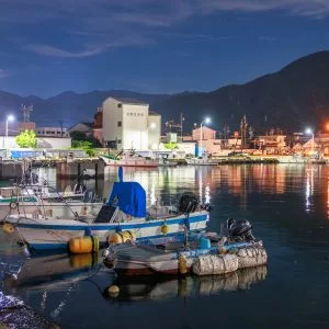 無料壁紙 夜に煌めく尾鷲港。PCとデスクトップ壁紙に最適な4K高画質の無料壁紙。三重県尾鷲市の尾鷲港で撮影したフリー写真素材