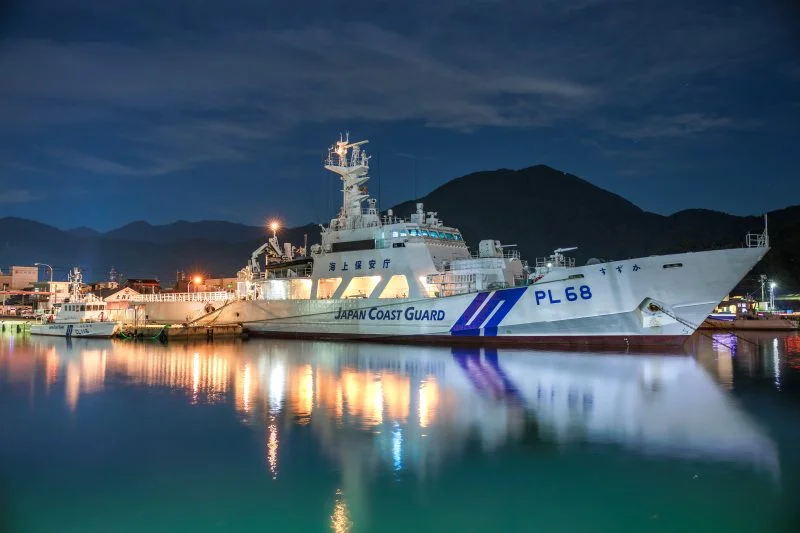 無料壁紙 停泊する巡視船「すずか」。PCとデスクトップ壁紙に最適な4K高画質の無料壁紙。三重県尾鷲市の尾鷲港で撮影したフリー写真素材