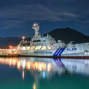 無料壁紙 停泊する巡視船「すずか」。PCとデスクトップ壁紙に最適な4K高画質の無料壁紙。三重県尾鷲市の尾鷲港で撮影したフリー写真素材