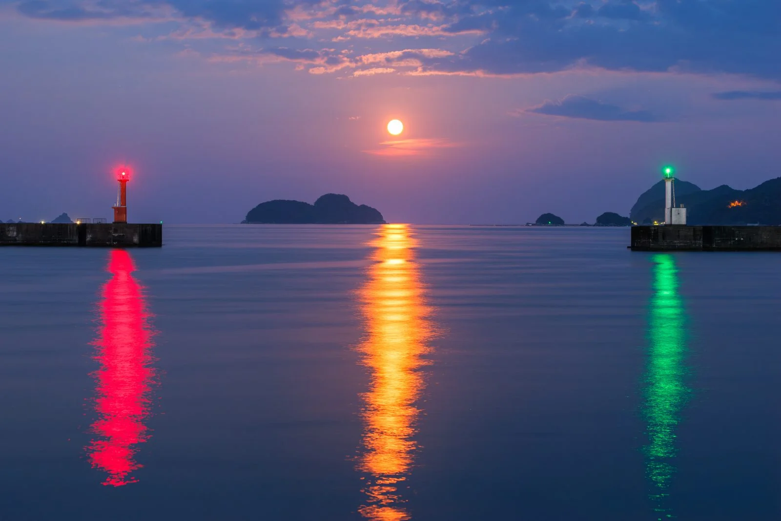 無料壁紙 まるで信号のような灯台と満月の光。PCとデスクトップ壁紙に最適な4K高画質の無料壁紙。三重県尾鷲市の尾鷲港で撮影したフリー写真素材